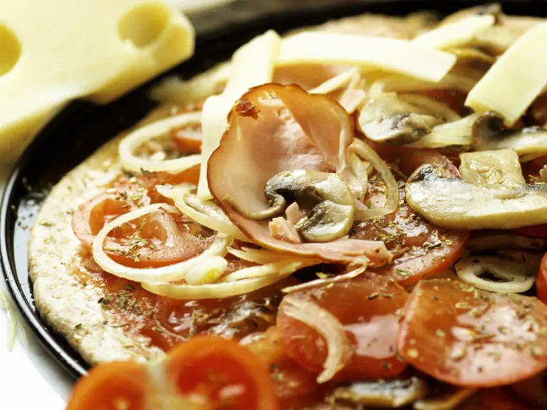 Schinken-Pizza mit Champignons und Zwiebeln