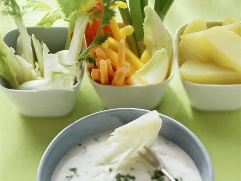 Frischkäse-Fondue mit Gemüse und Obst