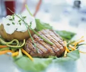 Steak und Backkkartoffel mit Kräuterquark