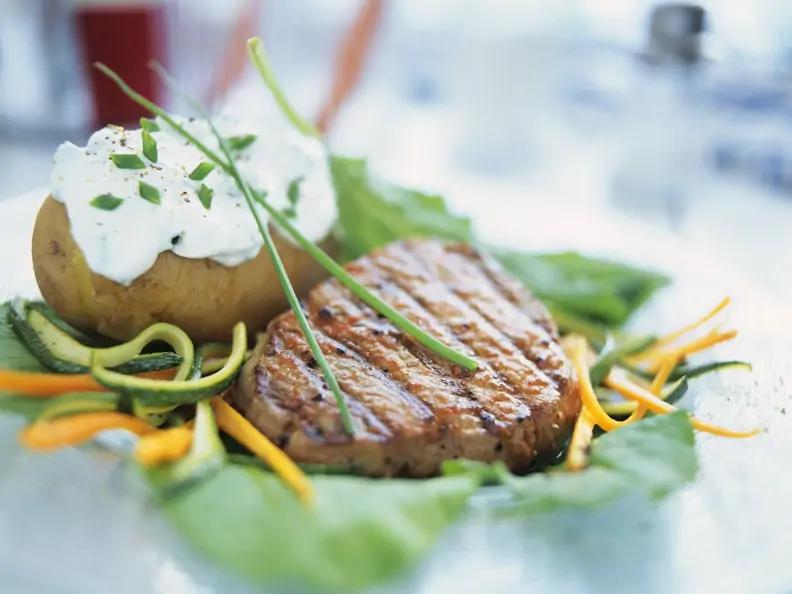 Steak und Backkkartoffel mit Kräuterquark