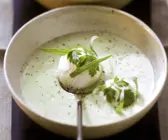 Cremige Kräutersuppe mit Ziegenfrischkäse