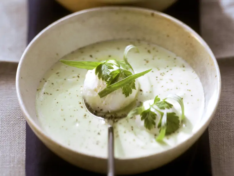 Cremige Kräutersuppe mit Ziegenfrischkäse