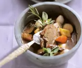 Lammeintopf mit getrockneten Tomaten und Kräutern