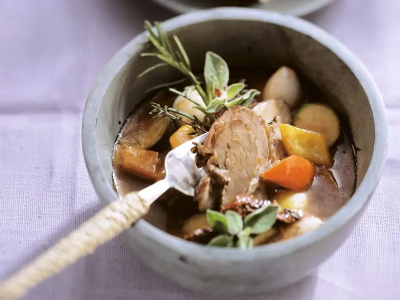 Lammeintopf mit getrockneten Tomaten und Kräutern