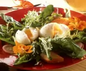 Grüner Salat mit Eiern und Blüten