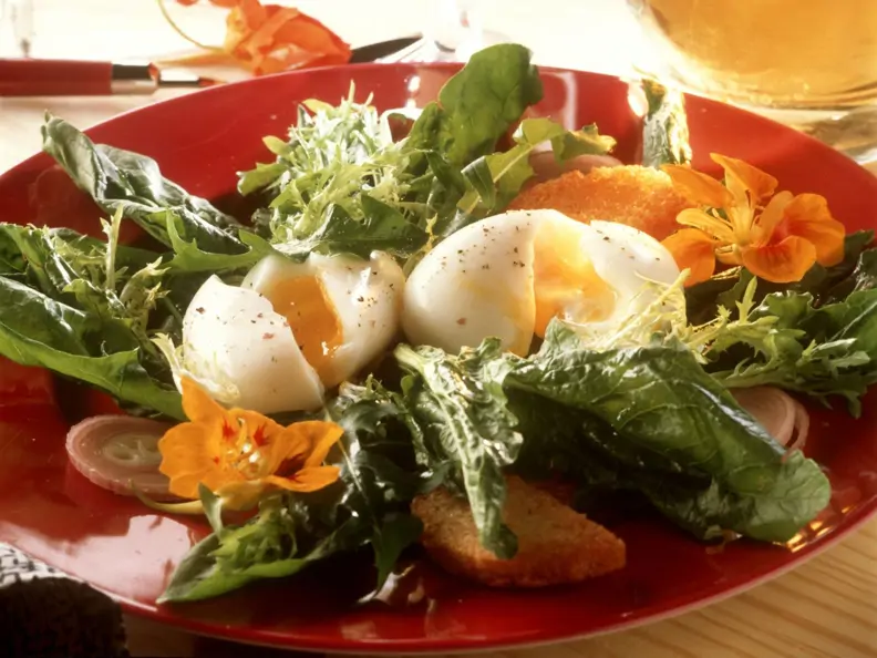Grüner Salat mit Eiern und Blüten