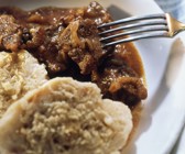 Rindergulasch mit Serviettenknödeln