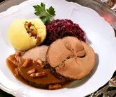 Wildschweinbraten mit Knödel und Rotkraut