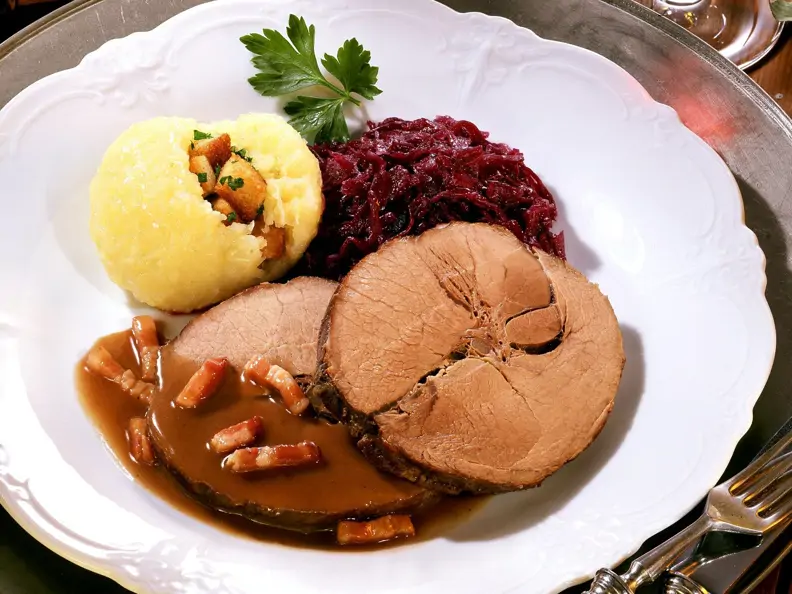 Wildschweinbraten mit Knödel und Rotkraut