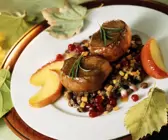 Rehsteaks auf Linsen mit Speck dazu Apfelstücke und Preiselbeeren