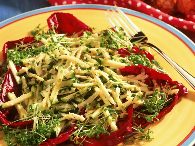 Zucchini-Käse-Salat mit Kresse