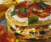 Pfannkuchentorte mit Tomaten