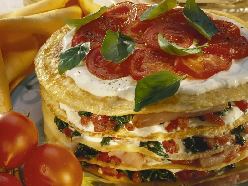 Pfannkuchentorte mit Tomaten