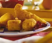 Panierte Käsefondue-Würfel mit Preiselbeerkonfitüre