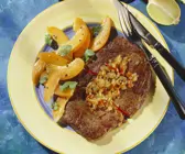 Rindersteak mit Aprikosensalat auf karibische Art