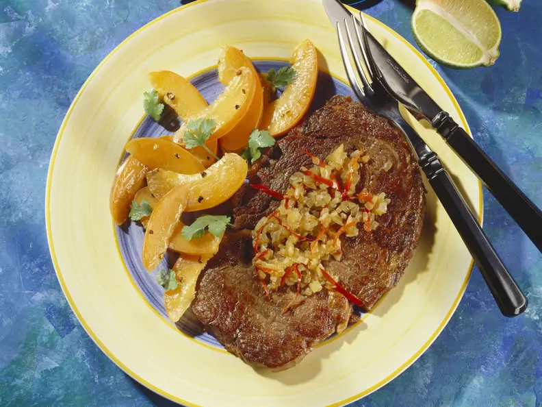 Rindersteak mit Aprikosensalat auf karibische Art