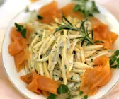 Pasta mit Sahnesoße und Lachs