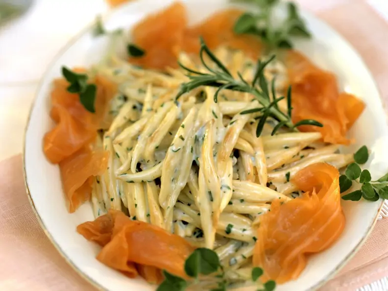 Pasta mit Sahnesoße und Lachs