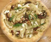 Ziegenkäse-Pizza mit Fenchel, Walnüssen und getrockneten Tomaten