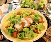 Rosenkohlsalat mit Hähnchen, Tomaten und Walnusskernen