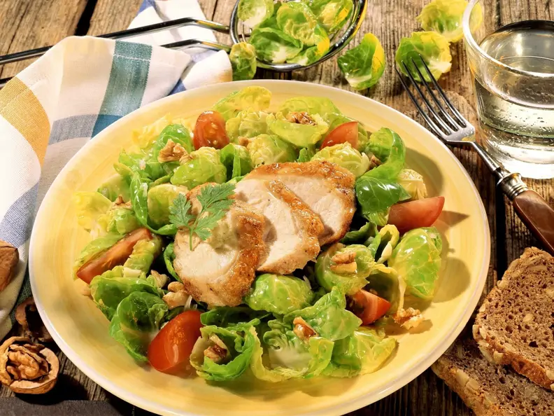 Rosenkohlsalat mit Hähnchen, Tomaten und Walnusskernen
