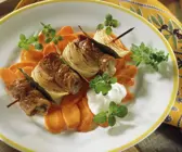 Kalbsröllchen-Zwiebel-Spieß mit Karottenchips