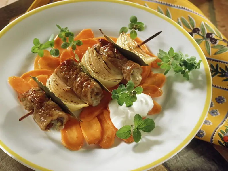 Kalbsröllchen-Zwiebel-Spieß mit Karottenchips