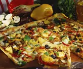 Blechpizza mit buntem Belag