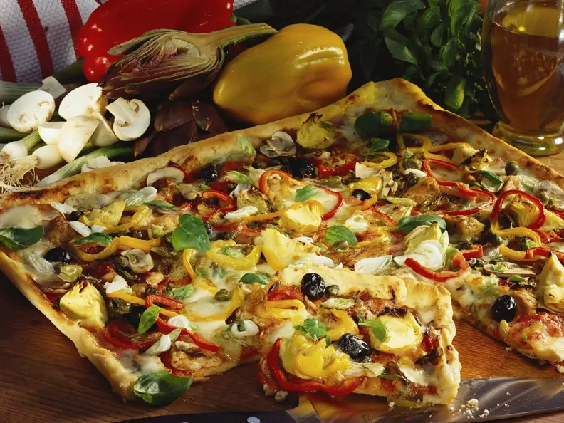 Blechpizza mit buntem Belag