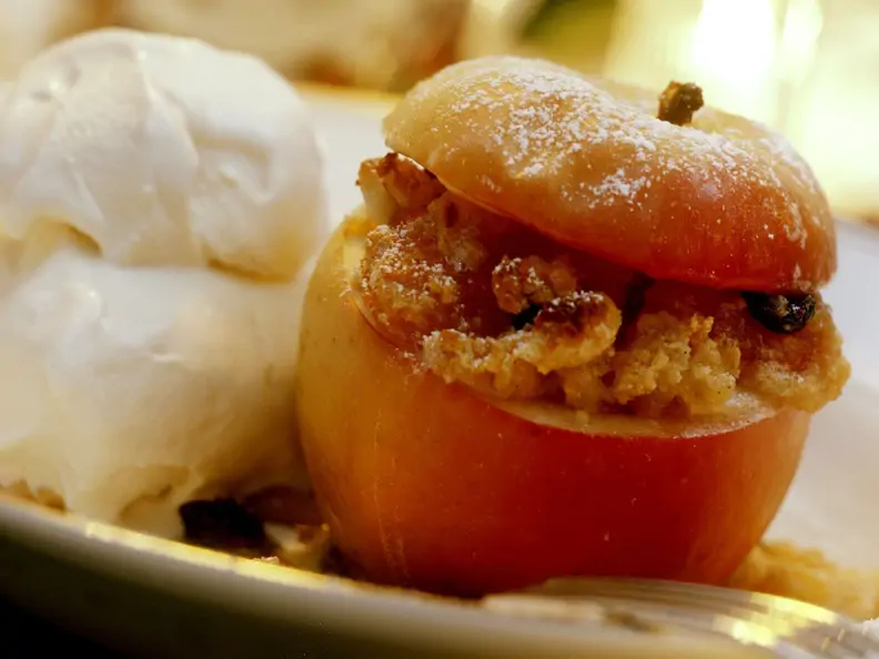 Bratapfel mit Eis