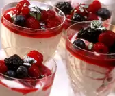 Mascarponecreme mit Beeren und Pistazien