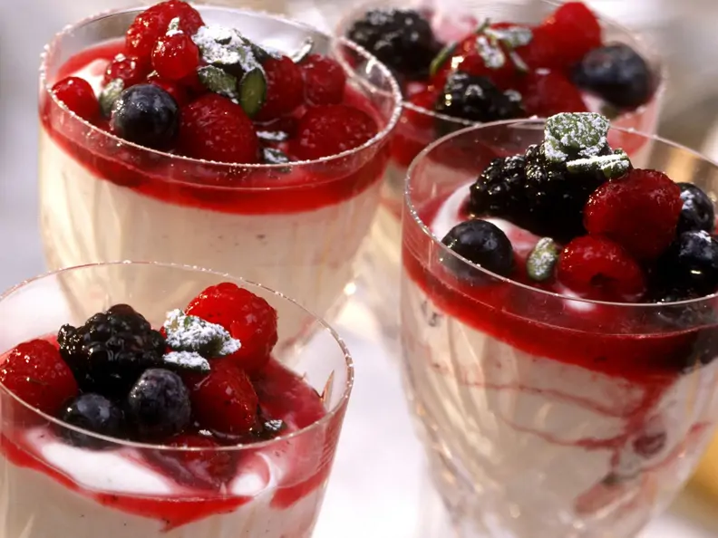 Mascarponecreme mit Beeren und Pistazien