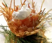 Gewürfelter Räucherlachs im Kartoffelnest
