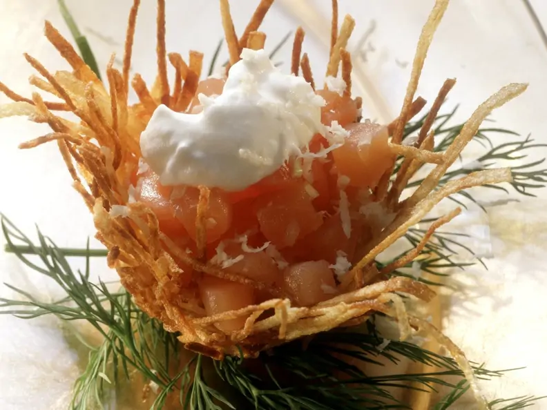 Gewürfelter Räucherlachs im Kartoffelnest