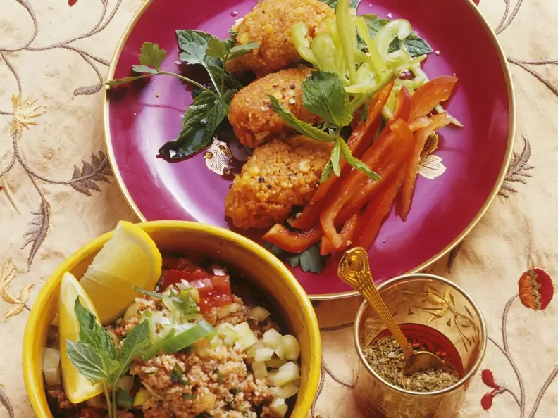 Linsenbratlinge mit Bulgursalat