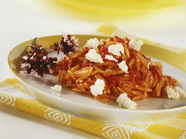 Orzo mit Tomaten und Schafskäse