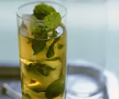 Sommerdrink mit Minze