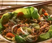 Rindfleisch mit Erdnüssen und Reisnudeln auf Vietnamesische Art