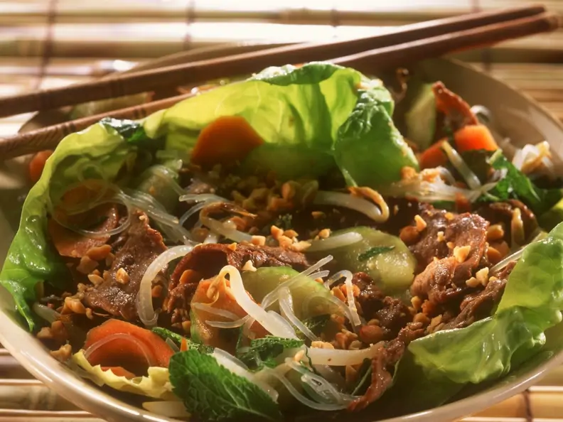 Rindfleisch mit Erdnüssen und Reisnudeln auf Vietnamesische Art