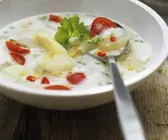 Scharfe Spargelsuppe mit Tomaten und Zitronengras
