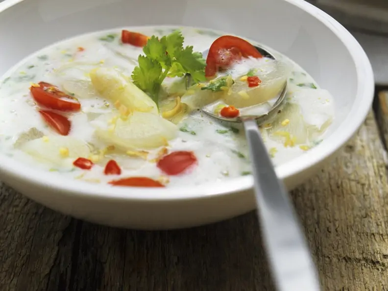Scharfe Spargelsuppe mit Tomaten und Zitronengras