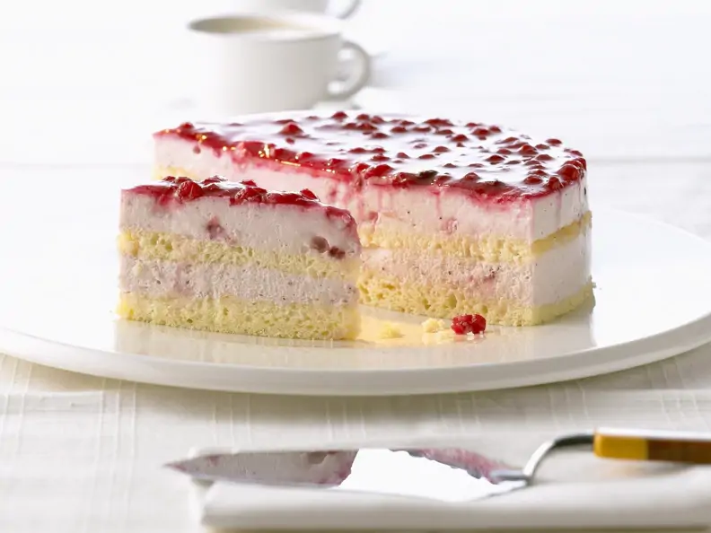 Quarkcreme-Torte mit Preiselbeeren