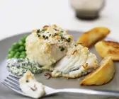 Fischfilet mit Krümmelkruste und gebackenen Kartoffeln