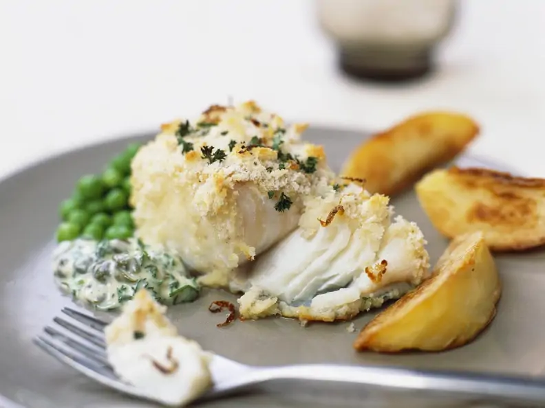 Fischfilet mit Krümmelkruste und gebackenen Kartoffeln