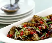 Gegrillter Auberginensalat mit Granatapfel und Minze