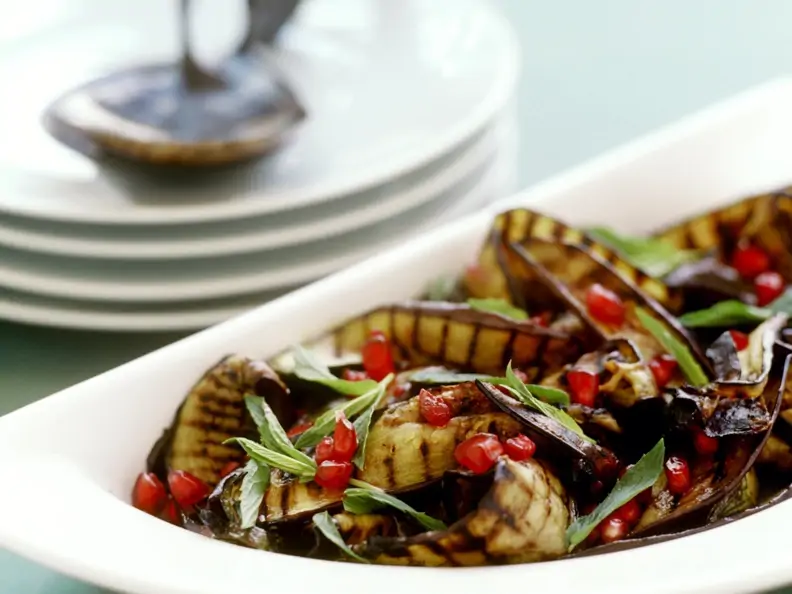Gegrillter Auberginensalat mit Granatapfel und Minze