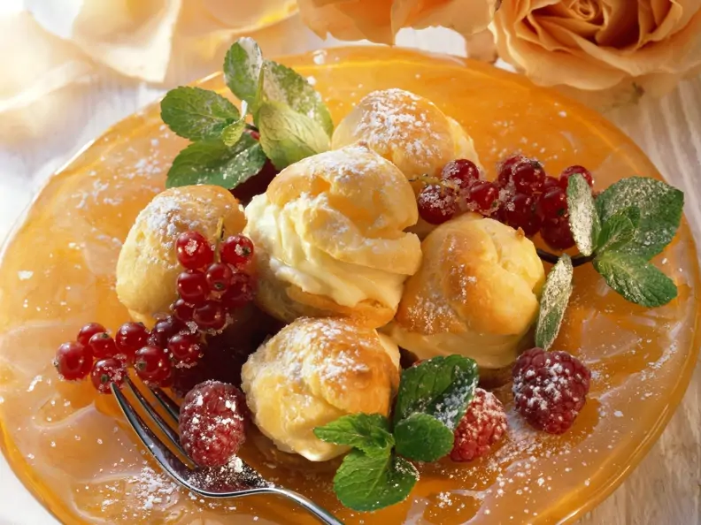 Windbeutel auf italienische Art mit Creme und Beeren