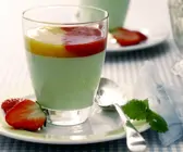 Grüne Panna cotta mit zwei Obstsoßen