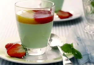 Grüne Panna cotta mit zwei Obstsoßen