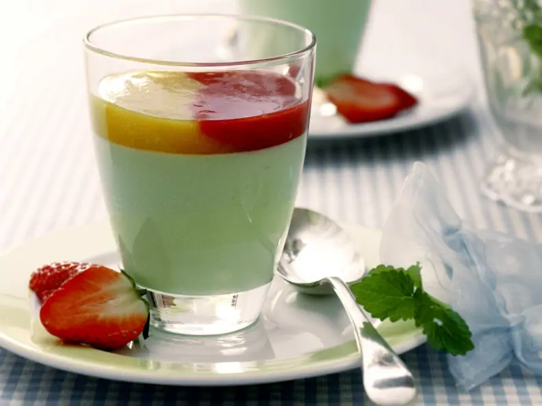 Grüne Panna cotta mit zwei Obstsoßen